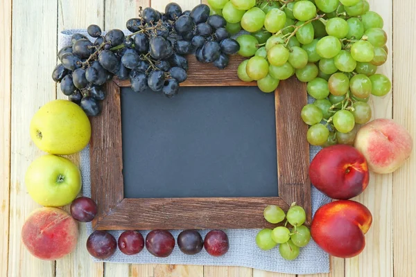 空の黒板、新鮮な果物のコンポジション — ストック写真