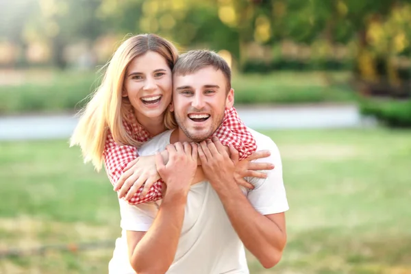 Pareja feliz en el parque en el día soleado — Foto de Stock