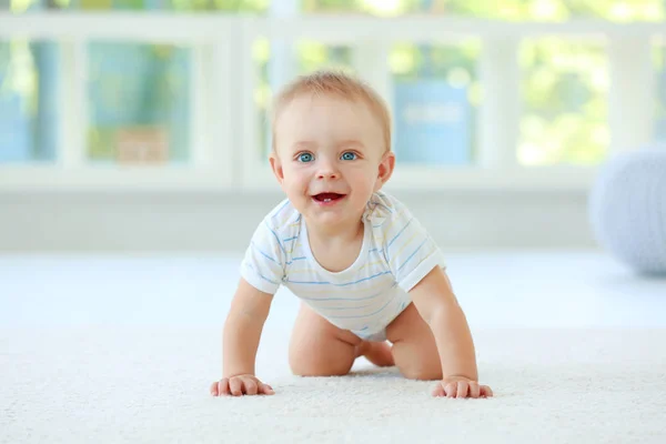 Carino piccolo bambino a casa — Foto Stock