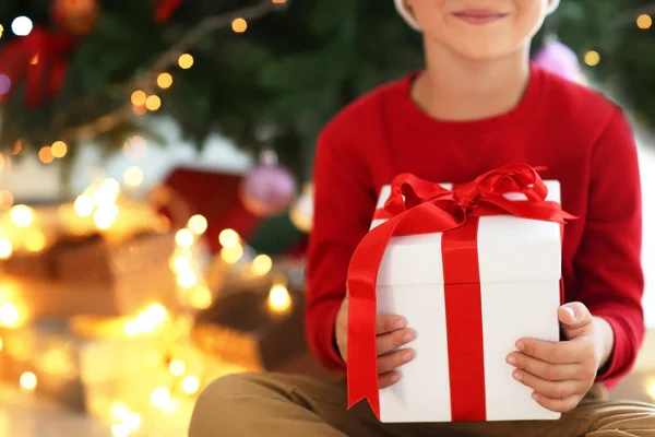 Buon bambino con scatola regalo di Natale a casa — Foto Stock