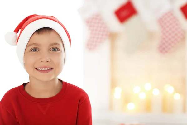 Liten pojke i santa hatt — Stockfoto