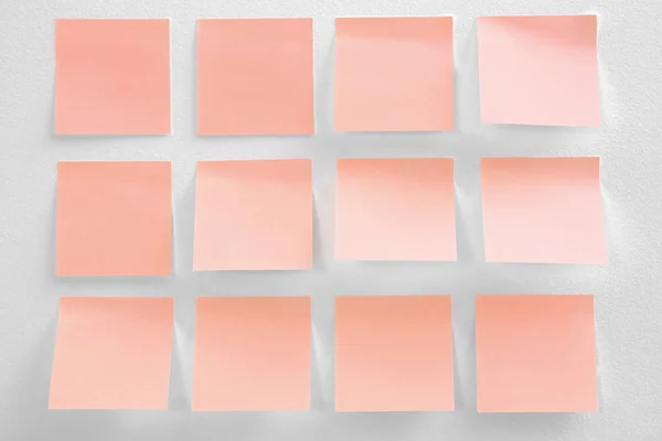 Note adesive di albicocche su sfondo di colore alla moda — Foto Stock