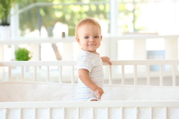 Schattig klein baby in wieg thuis — Stockfoto