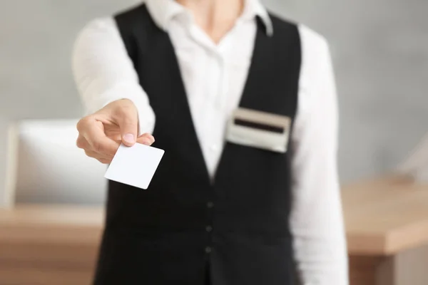 Recepcionista del hotel femenina con tarjeta —  Fotos de Stock