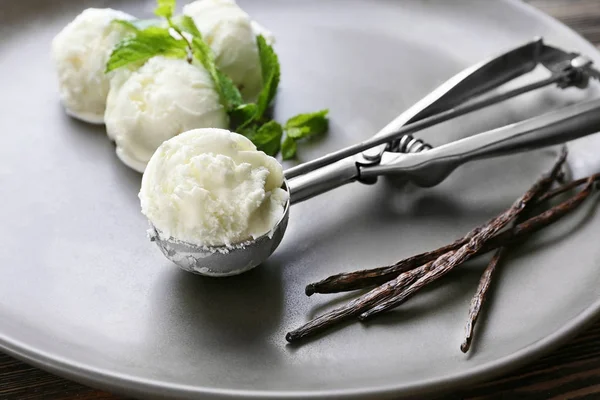 Delicioso helado de vainilla —  Fotos de Stock