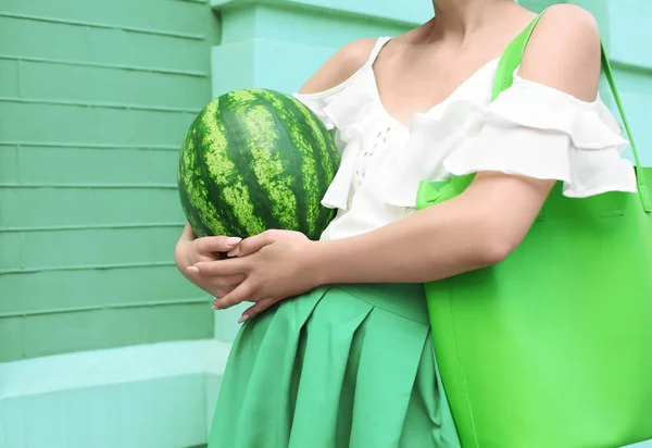 Hipster kvinna i grön kjol holding vattenmelon — Stockfoto