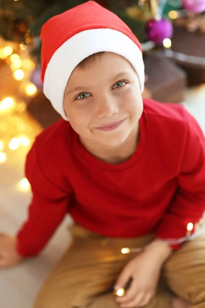 Kleine jongen in Kerstman hoed — Stockfoto