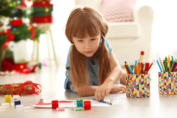 Cute girl painting picture — Stock Photo, Image