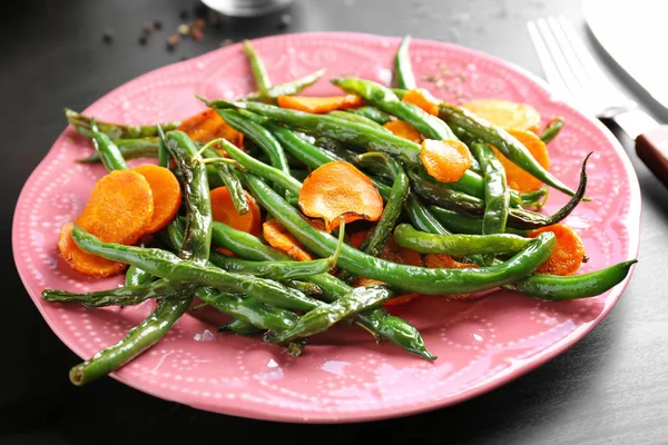 Haricots verts et tranches de carotte — Photo