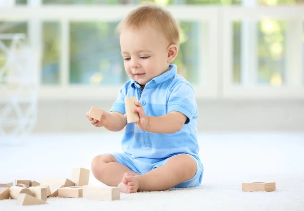 Симпатичный маленький ребенок, играющий дома — стоковое фото