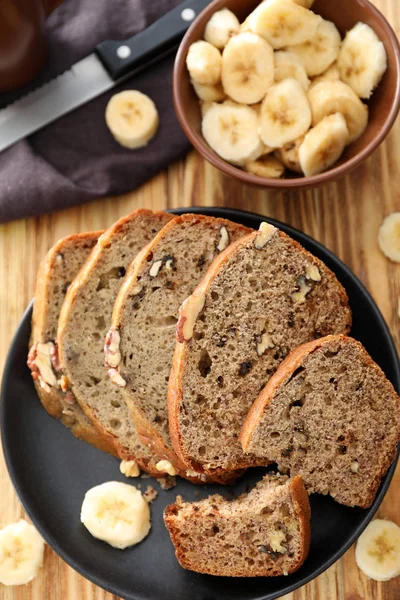 Банановый хлеб с орехами — стоковое фото