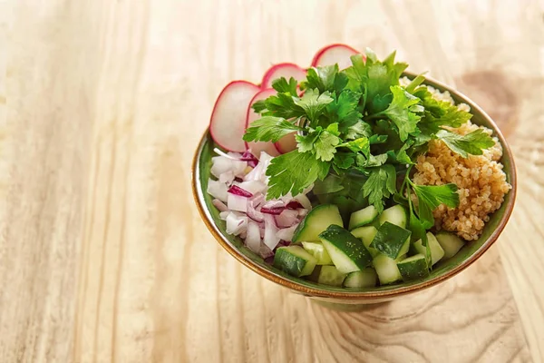 Tigela com quinoa e legumes — Fotografia de Stock