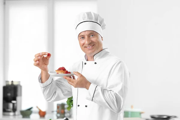 Male chef cooking dessert in kitchen — Stock Photo, Image