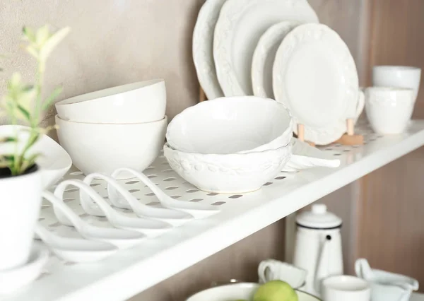 Белая посуда на складе — стоковое фото
