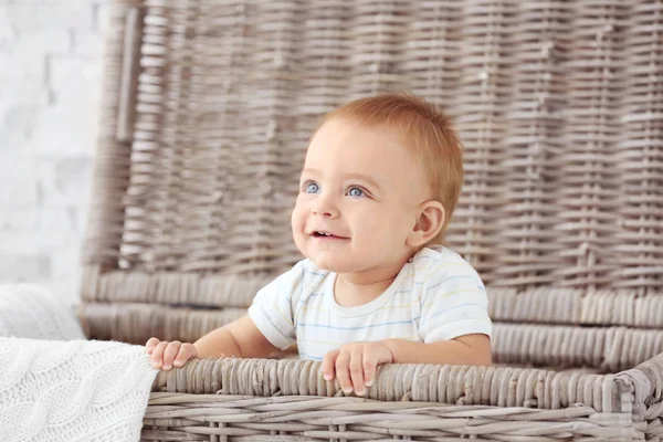 Schattige kleine baby in rieten vak thuis — Stockfoto