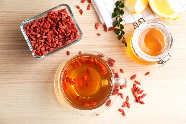 Goji çay ile kompozisyon 