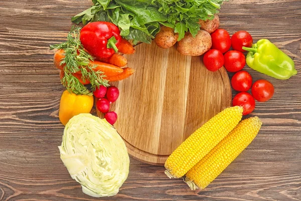 Összetétele board és friss zöldségek — Stock Fotó