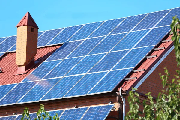 Paneles solares en el techo de la casa — Foto de Stock