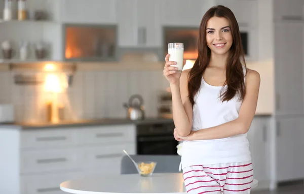 Femme prenant le petit déjeuner — Photo