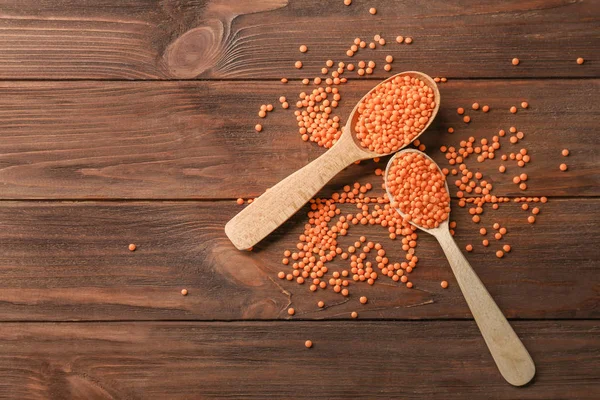 Kaşık ile sağlıklı mercimek 