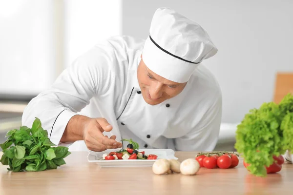 Male chef making salad in kitchen — Stock Photo, Image