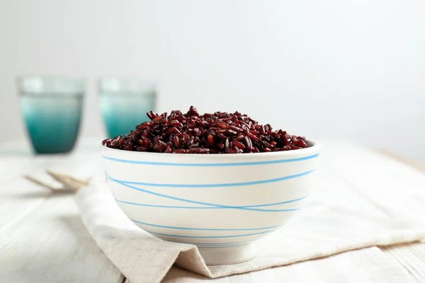 Tigela com arroz vermelho — Fotografia de Stock