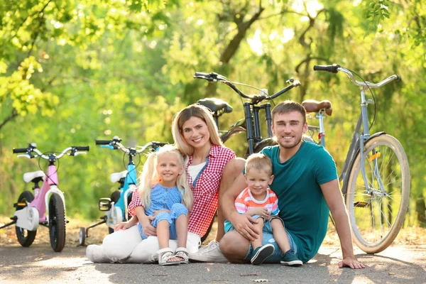 Счастливая семья в парке в солнечный день — стоковое фото