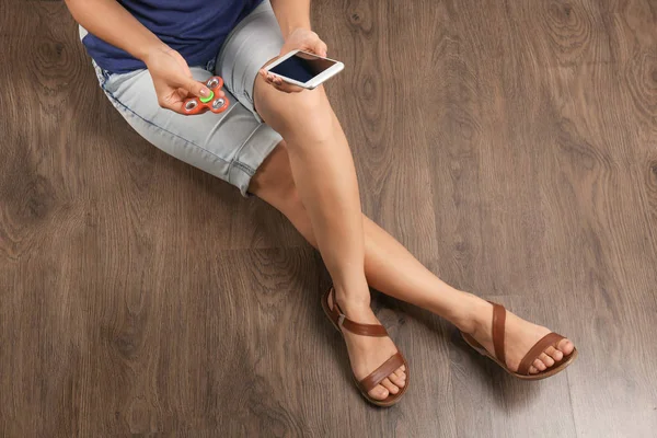 Mujer sosteniendo teléfono móvil — Foto de Stock