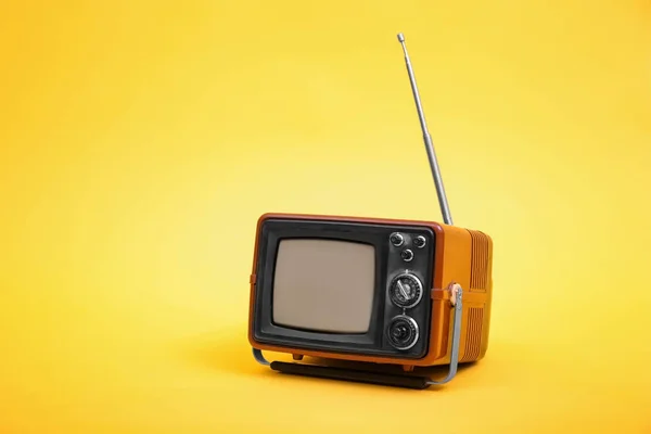 Oude vintage tv op kleur achtergrond — Stockfoto
