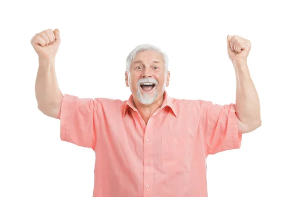 Эмоциональный пожилой мужчина в повседневной одежде на белом фоне — стоковое фото