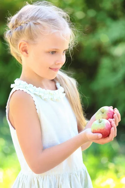 Söt Liten Flicka Med Äpplen Utomhus — Stockfoto