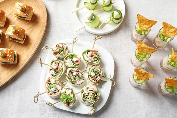 Comida deliciosa para festa de chá de bebê na mesa — Fotografia de Stock