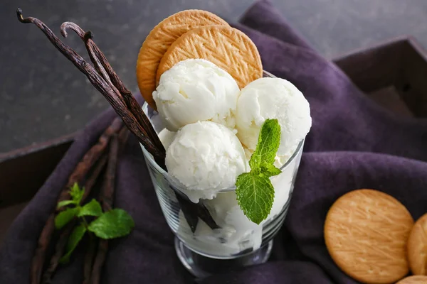 Delicious vanilla ice cream — Stock Photo, Image