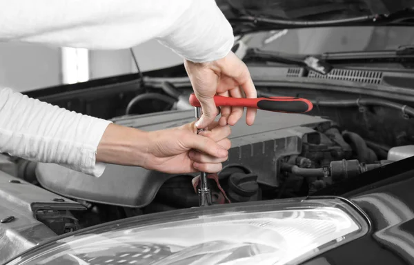 Auto mechanic op het werk — Stockfoto