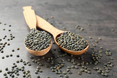 Kaşık ile sağlıklı mercimek 