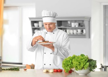 Erkek Şef mutfak et pişirme