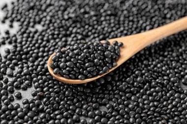 Kaşık ile sağlıklı mercimek