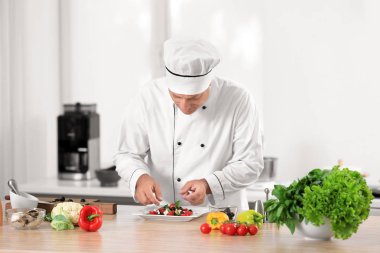 erkek chef mutfak pişirme