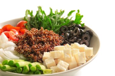 Quinoa ve sebze ile plaka