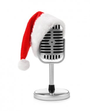 Noel Baba şapkası beyaz arka plan üzerinde mikrofon. Noel müzik konsepti