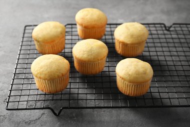 Izgara pişirme üzerinde muz kekler