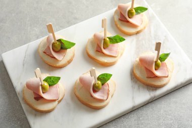 Taş tahta üzerinde leziz kanepeler