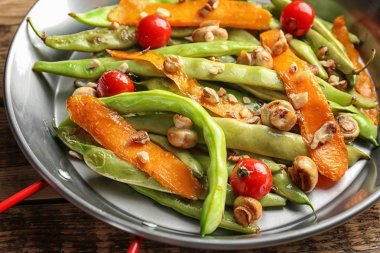 taze fasulye, havuç ve domates
