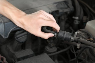 Araba tamircisi iş başında