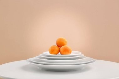 Plakaları yığını üzerinde olgun kayısı 