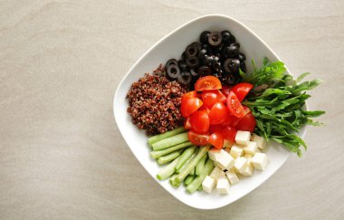 Quinoa ve sebze ile plaka