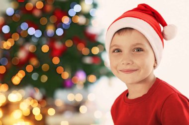 Noel Baba şapkalı küçük çocuk 