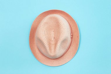 Son moda renk arka plan üzerinde kayısı şapka