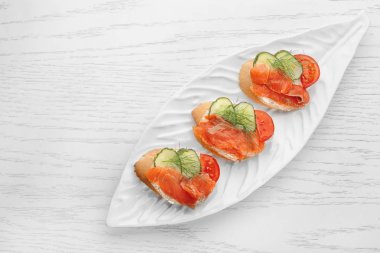 sandviç somon ve salatalık ile