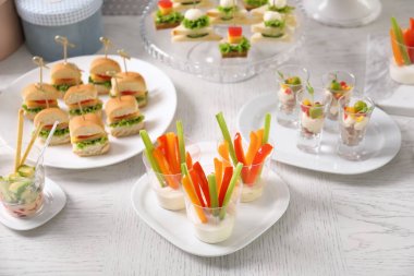 birçok farklı atıştırmalıklar